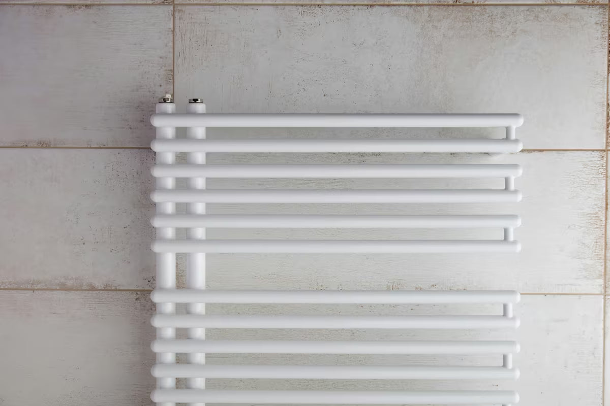 Bel kombiniran kopalniški radiator Anima Henrik 60x145 cm, primeren pro za ogrevanje in sušenje brisač.