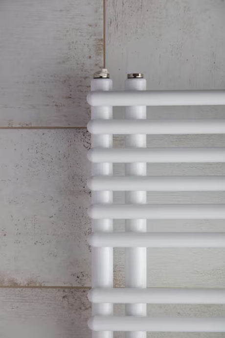 Bel kombiniran kopalniški radiator Anima Henrik 60x145 cm, primeren pro za ogrevanje in sušenje brisač.