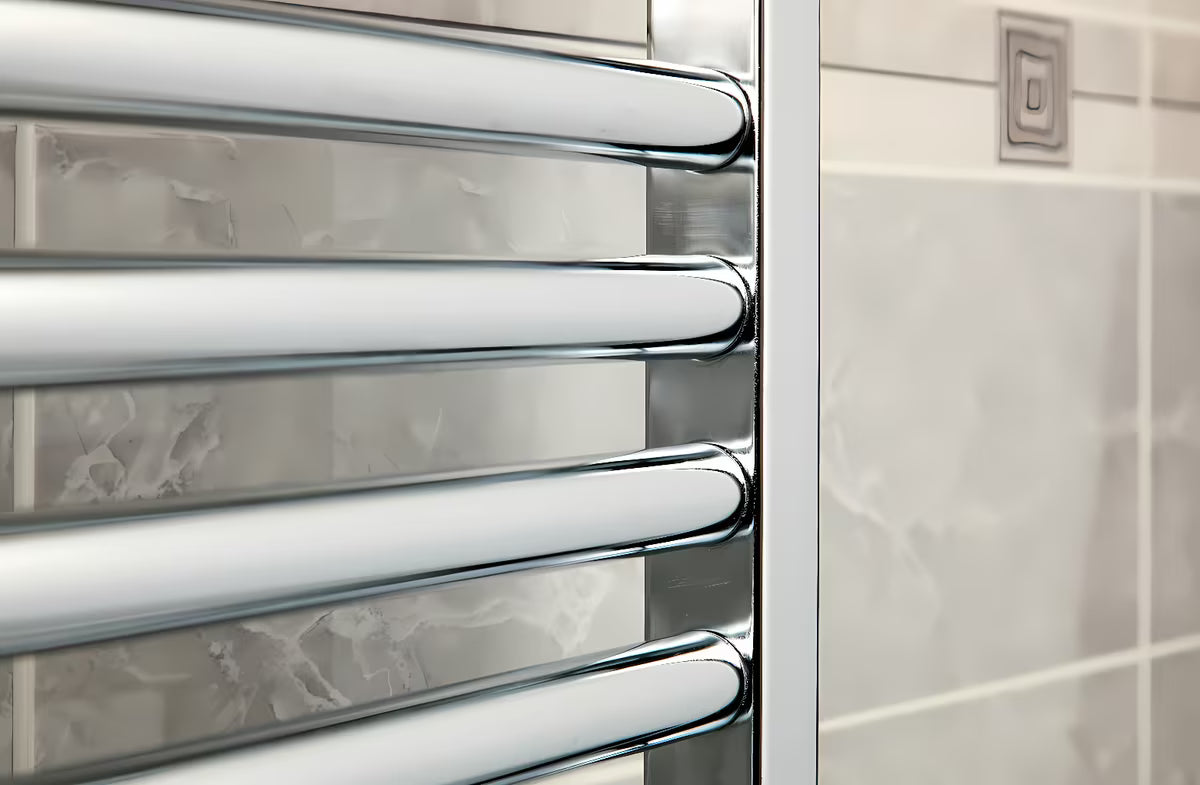 Kombiniran kopalniški radiator Anima Marcus 450x1118 mm v krom izvedbi z ukrivljenim profilom.