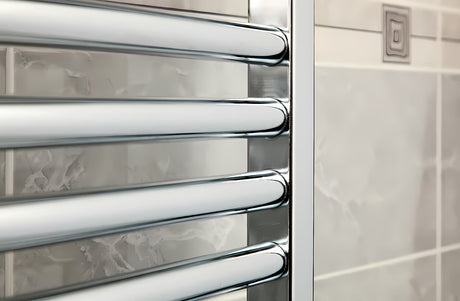 Kombiniran kopalniški radiator Anima Marcus 450x1118 mm v krom izvedbi z ukrivljenim profilom.