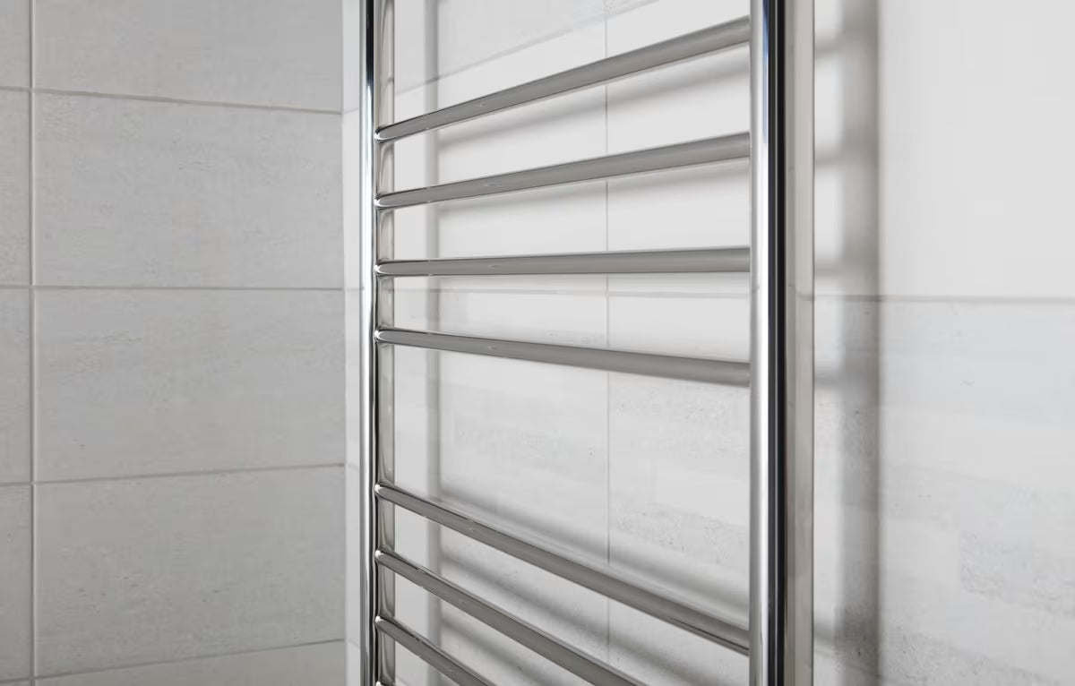 Kombiniran kopalniški radiator Anima Paul 60x75 cm v izvedbi polirano nerjavno jeklo chrome.