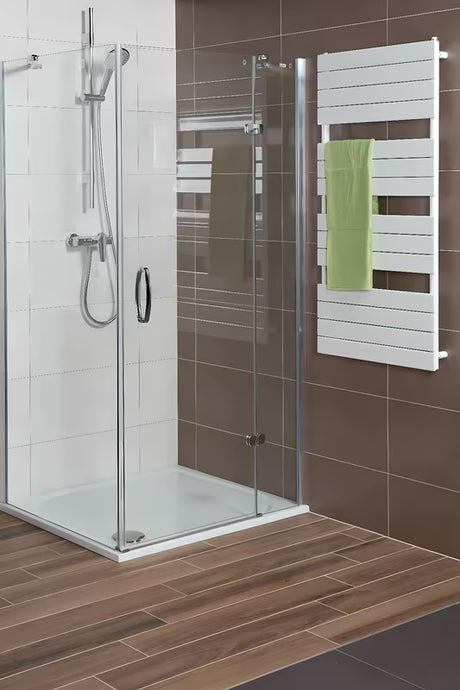 Bijeli kombiniran radiator Anima Viktor 60x122 cm, prikladan pro kupaonicu i sušenje ručnika.