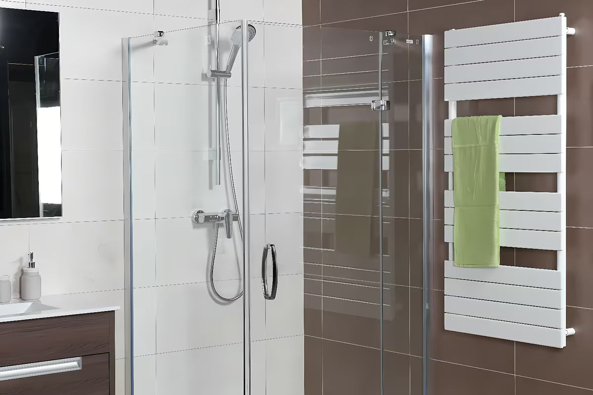 Bel kombiniran radiator Anima Viktor 60x122 cm primeren pro za kopalnico in sušenje brisač.