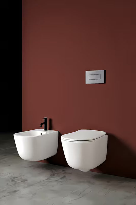 Viseča WC Školjka Axa Eva u bijeloj boji s tihim vrtložnim ispiranjem i modernim dizajnom.