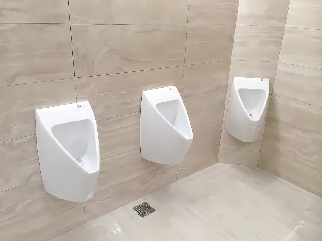 Brezvodni viseči keramični pisoarji ecostep P10 s patentiranim ventilom pro za prihranek vode in enostavno vzdrževanje.