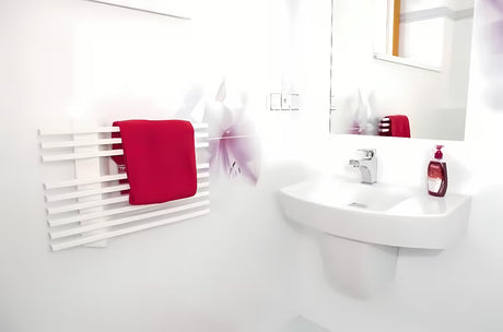 Bijeli električni kupaonski sušilnik za brisače Elvl Liner 39,5x55 cm pro za zidnu montažu.