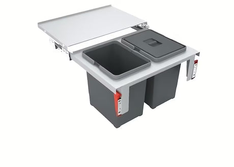 Vgradni koš za smeti Franke Sorter s dvije posude i prednjim izvlačenjem u sivoj boji.