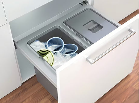 Vgradni koš za smeti Franke Sorter s dvije posude i prednjim izvlačenjem u sivoj boji.