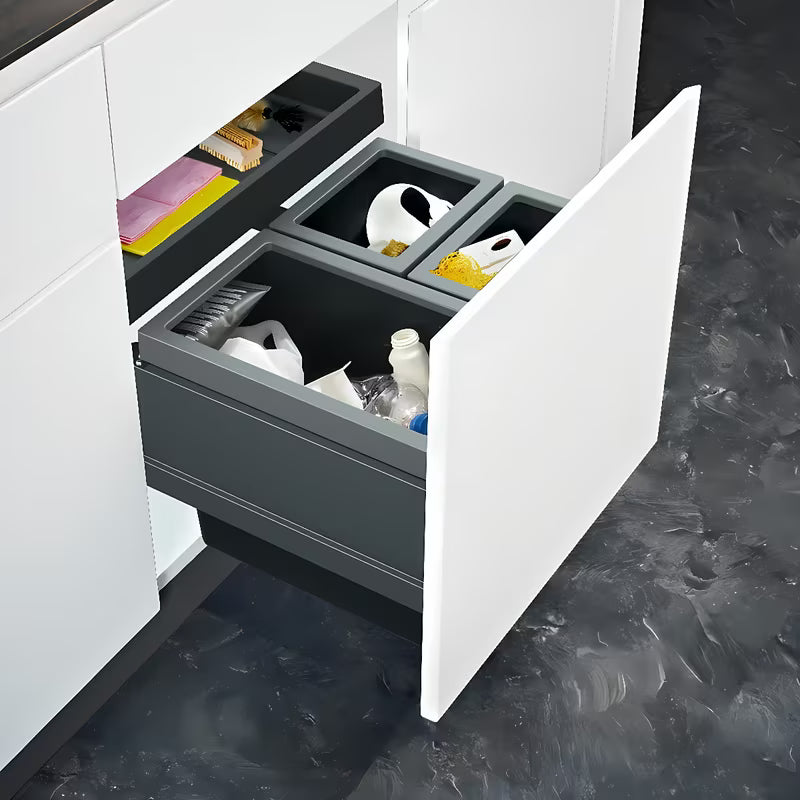 Vgradni koš za smeti sorter Franke s prednjim izvlačenjem, tri kante i ladicom s ugljičnim filtrom u crnoj i sivoj boji.