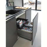 Vgradni koš za smeti sorter Franke s prednjim izvlačenjem, tri kante i ladicom s ugljičnim filtrom u crnoj i sivoj boji.