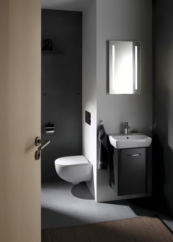 Bel viseča WC školjka Geberit Selnova brez splakovalnega kroga s skritim pritrjevanjem.