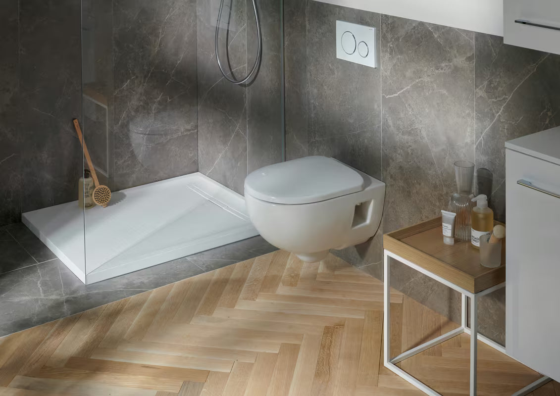 Beli viseča WC školjka Geberit Selnova brez splakovalnega kroga iz sanitarne keramike.