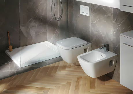 Bel WC deska Geberit Selnova Square s funkcijo mehko Zapiranje Soft Close in pritrditvijo od zgoraj.