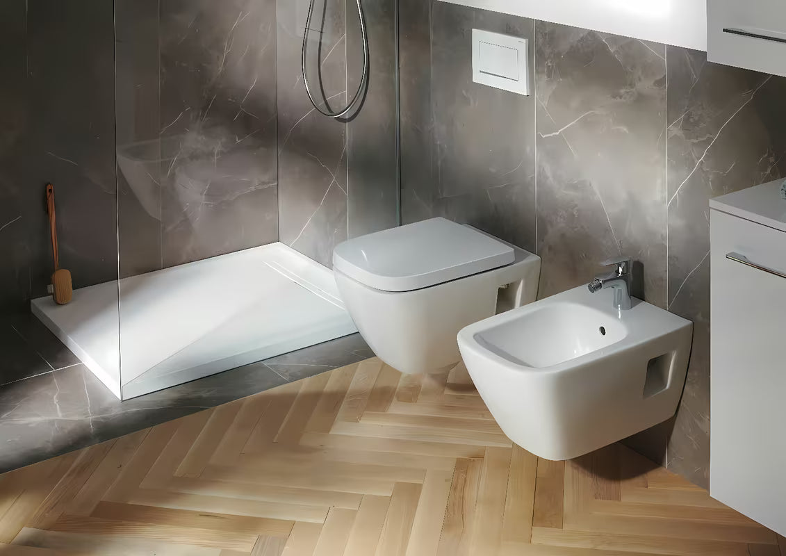 Bijelo WC deska Geberit Selnova Square od duroplasta s preklopnim poklopcem i montažom odozgo.