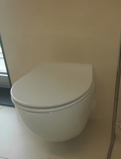 Bela zelo tanka WC deska Glacera EasySlim33 iz duroplasta z mehko Zapiranje Soft Close in pritrditvijo EasyLock