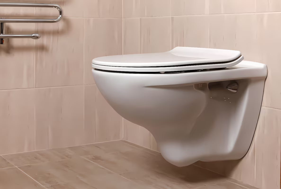 Bela zelo tanka WC deska Glacera EasySlim33 iz duroplasta z mehko Zapiranje Soft Close in pritrditvijo EasyLock