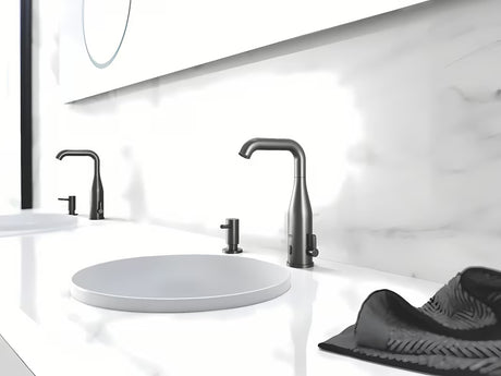 Grohe dozirnik za milo v izvedbi brushed hard graphite z nadomestnim vsebnikom 500 ml.
