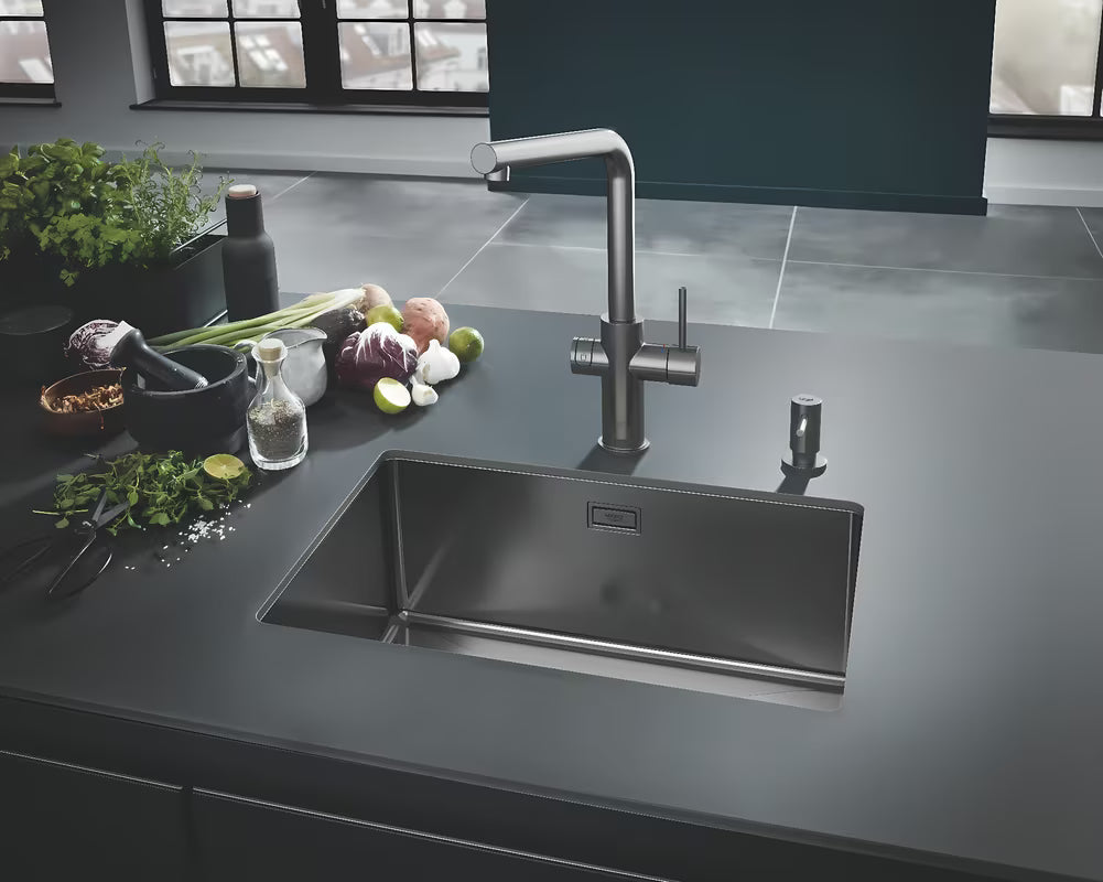 Grohe dozirnik za milo v izvedbi brushed hard graphite z nadomestnim vsebnikom 500 ml.