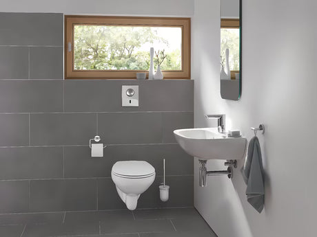 Bela WC deska Grohe Bau Ceramic iz duroplasta s hitrim snemanje in nerjavnimi tečaji