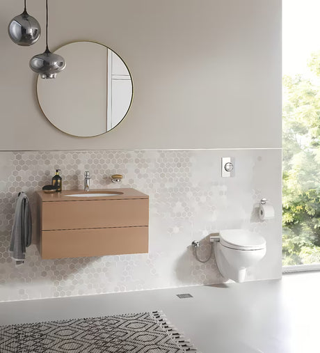 Ročni bide sedež Grohe Bau Ceramic iz duroplasta s funkcijo mehko Zapiranje Soft Close v barvi alpine-white.