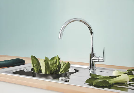 Kromirana armatura za pomivalno korito Grohe baucurve z visokim izlivom in vrtljivim izlivom 360°