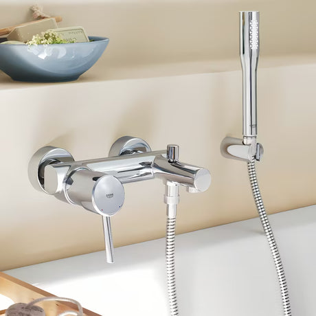 Kromirana stenska armatura za kad Grohe Concetto New s tuš setom in samodejnim preklopom kad/tuš.