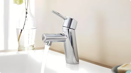 Kromirana enoročna armatura za umivalnik Grohe Concetto New z gladkim ohišjem in sodobnim ovalnim dizajnom.