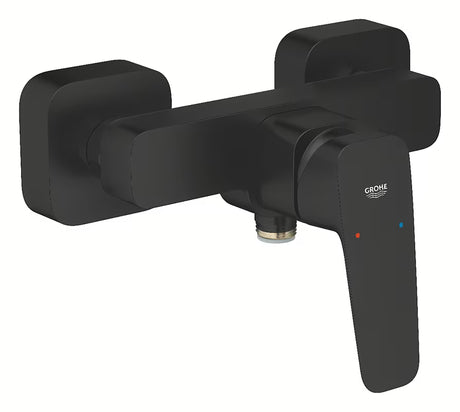 Stenska enoročna armatura za tuš Grohe Cubeo v črni mat barvi s spodnjim iztokom tuši.