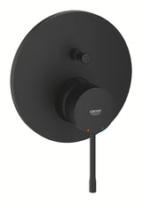 Podometna pršna in armatura za kad Grohe Essence v izvedbi phantom black z ročnim upravljanjem.