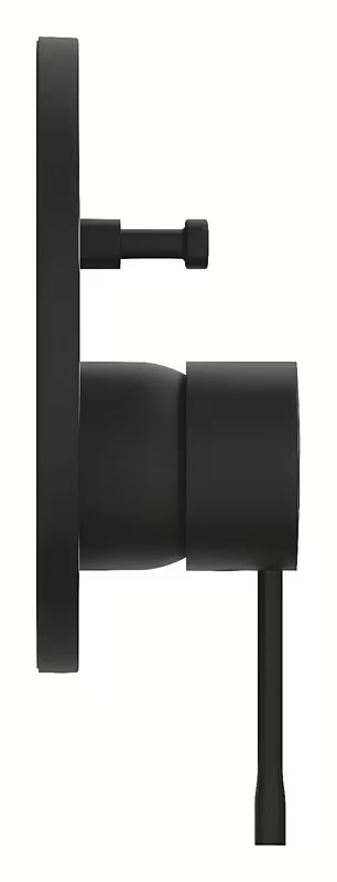 Podometna pršna in armatura za kad Grohe Essence v izvedbi phantom black z ročnim upravljanjem.