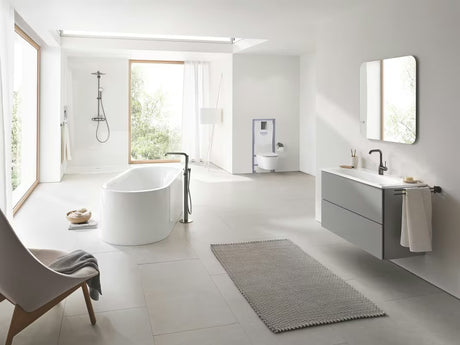 Enoročna stoječa armatura za umivalnik Grohe Essence z odtokom v izvedbi hard graphite.