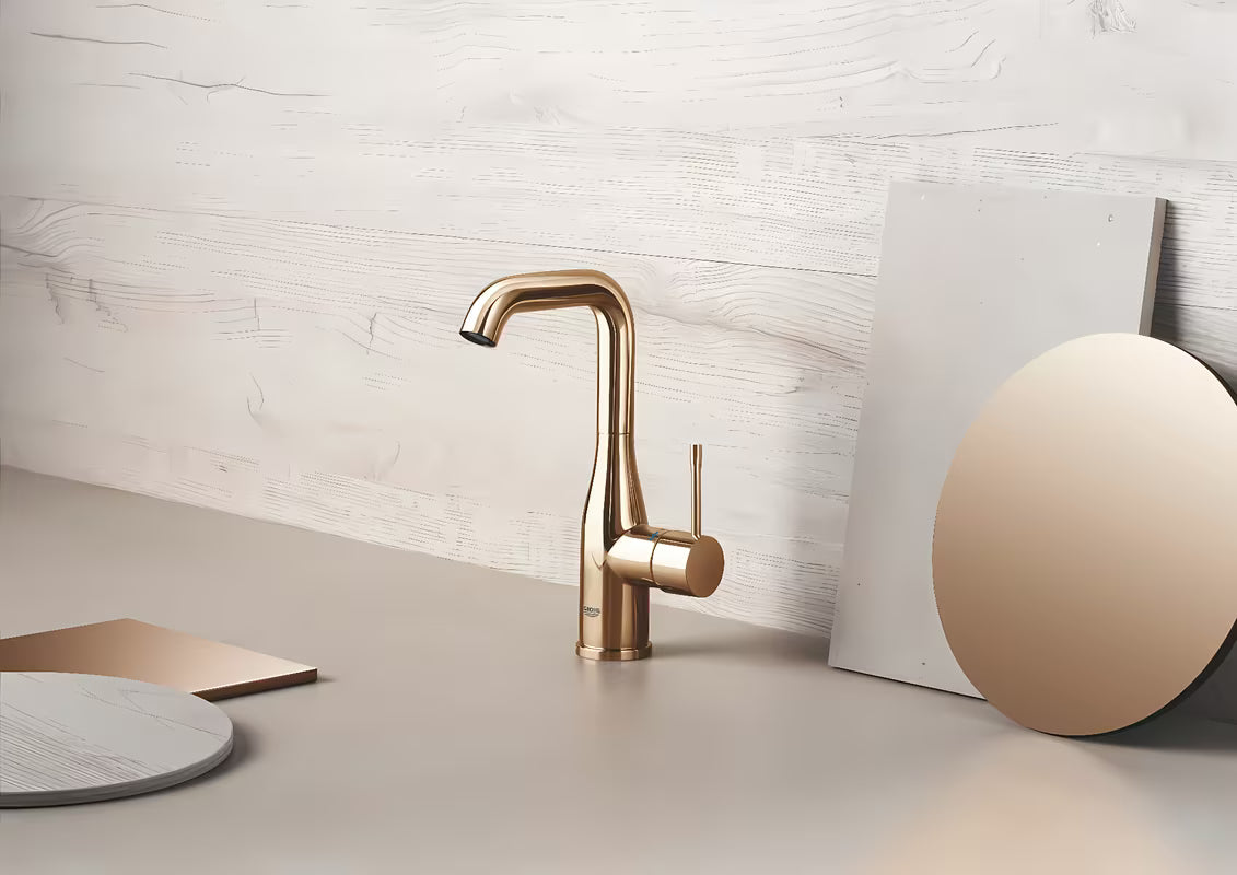 Enoročna stoječa armatura za umivalnik Grohe Essence z odtokom v izvedbi warm sunset.