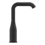 Visoka umivalniška armatura enoročna Grohe Essence velikosti L v izvedbi phantom black z vrtljivim izlivom.