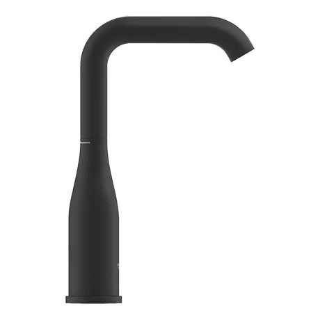 Visoka umivalniška armatura enoročna Grohe Essence velikosti L v izvedbi phantom black z vrtljivim izlivom.
