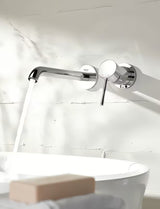 Kromirana podometna armatura za umivalnik Grohe Essence New pro za stensko montažo z ročico in rozeto.