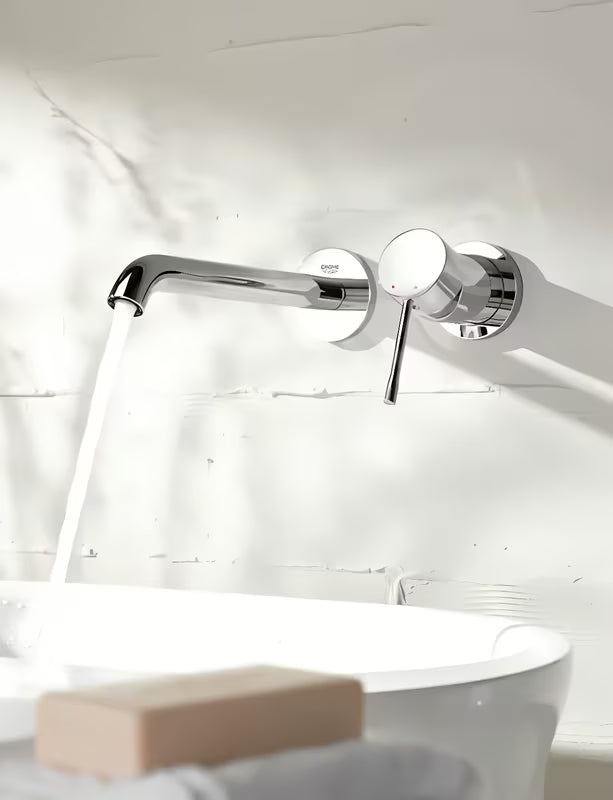 Kromirana podometna armatura za umivalnik Grohe Essence New pro za stensko montažo z ročico in rozeto.