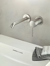 Podometna armatura za umivalnik Grohe Essence New v mat izvedbi supersteel pro za stensko montažo.