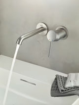 Podometna armatura za umivalnik Grohe Essence New v mat izvedbi supersteel pro za stensko montažo.