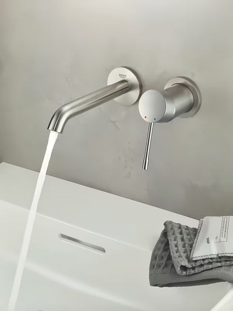 Podometna armatura za umivalnik Grohe Essence New v mat izvedbi supersteel pro za stensko montažo.