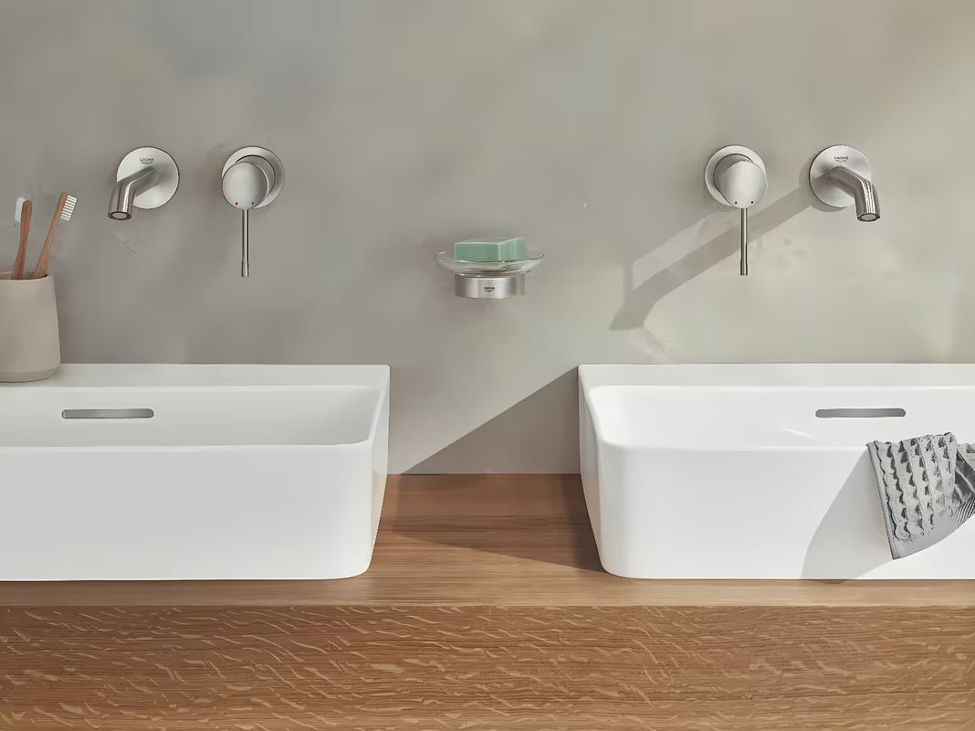 Podometna armatura za umivalnik Grohe Essence New v mat izvedbi supersteel pro za stensko montažo.