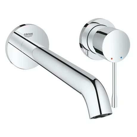 Kromirana podometna armatura za umivalnik Grohe Essence New z upravljalno ročico in stensko rozeto.
