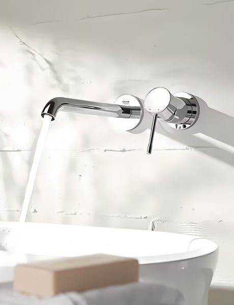 Kromirana podometna armatura za umivalnik Grohe Essence New z upravljalno ročico in stensko rozeto.
