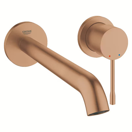 Podometna armatura za umivalnik Grohe Essence New v izvedbi Brushed Warm Sunset pro za stensko montažo.