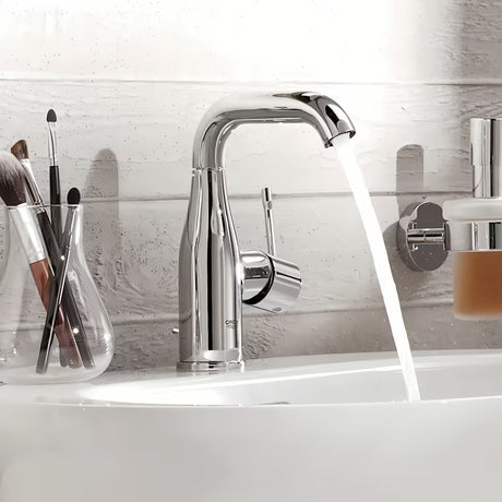 Kromirana armatura za umivalnik Grohe Essence New z odtokom z vrtljivim izlivom