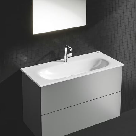 Kromirana armatura za umivalnik Grohe Essence New z odtokom z vrtljivim izlivom