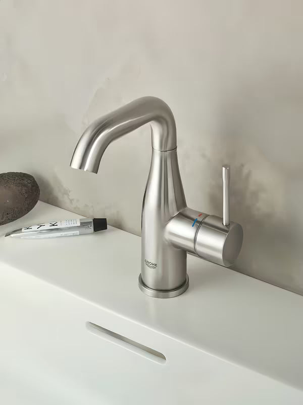 Umivalniška enoročna armatura Grohe Essence New z odtokom v izvedbi supersteel.