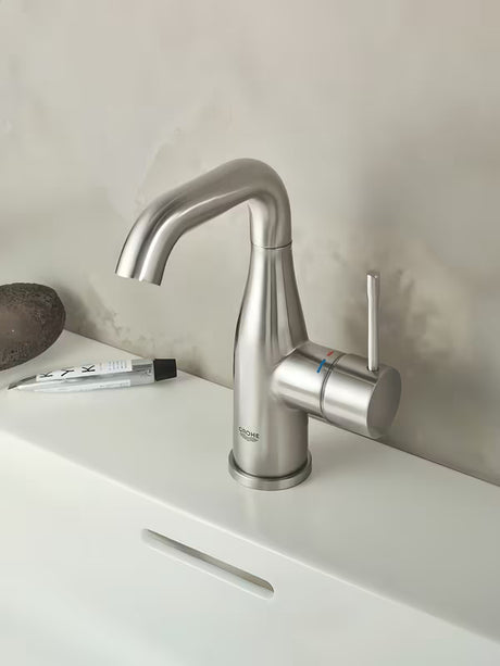 Umivalniška enoročna armatura Grohe Essence New z odtokom v izvedbi supersteel.