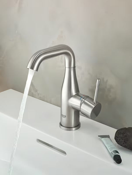 Umivalniška enoročna armatura Grohe Essence New z odtokom v izvedbi supersteel.