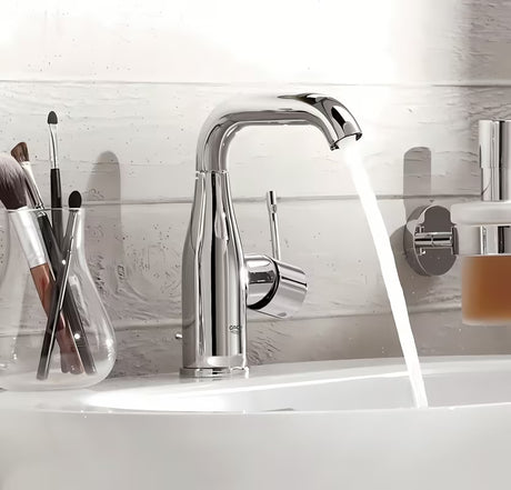 Kromirana armatura za umivalnik Grohe Essence New s srednje visokim izlivom in vrtljivim izlivom