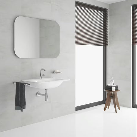 Kromirana armatura za umivalnik Grohe Essence New s srednje visokim izlivom in vrtljivim izlivom